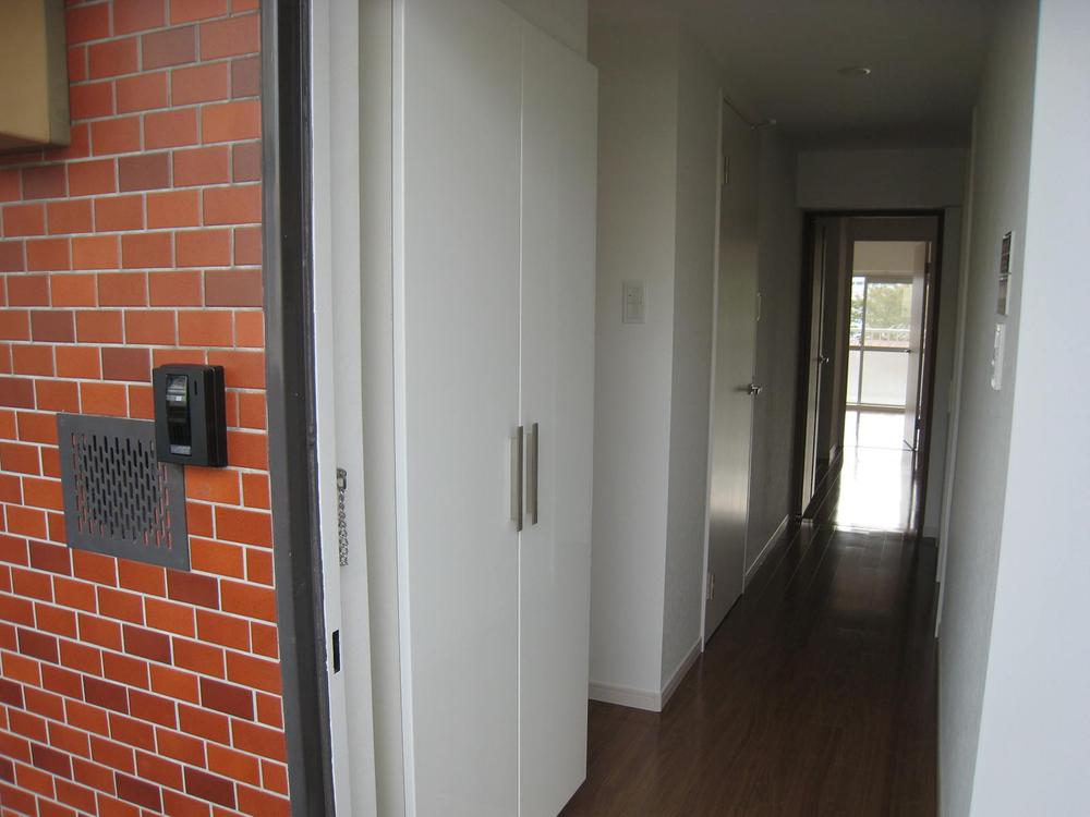 Entrance. Local (November 4, 2013) Shooting