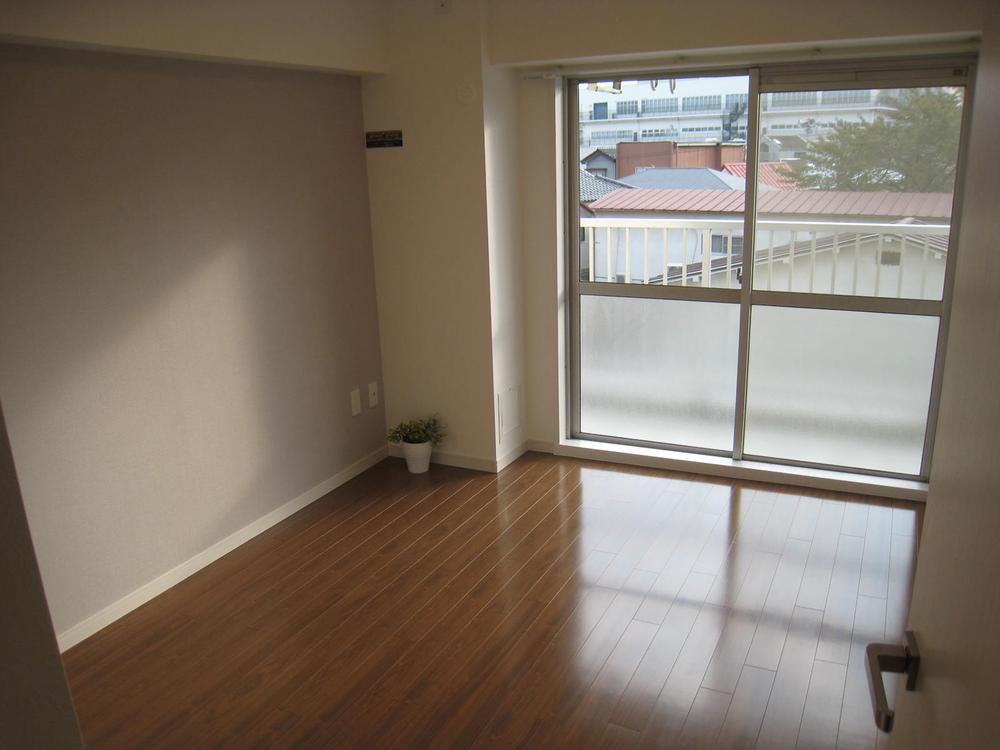 Non-living room. Indoor (November 4, 2013) shooting) shooting