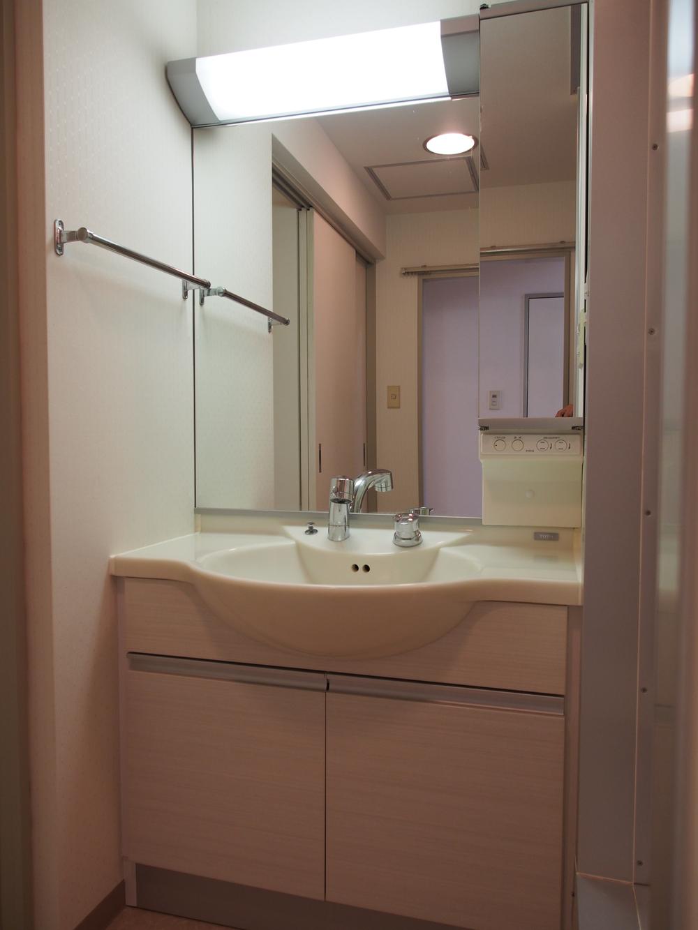 Wash basin, toilet. Wash basin