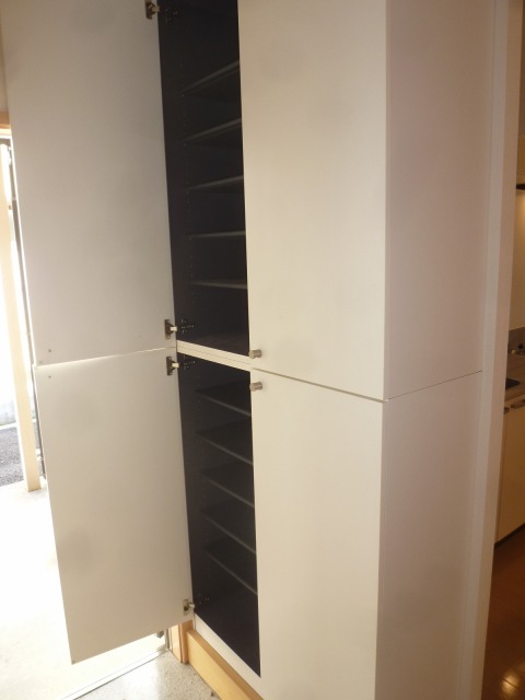 Receipt. Entrance shoe box