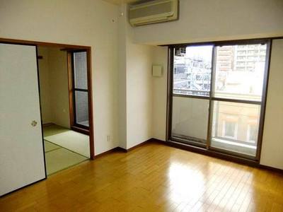 Living and room. Living (flooring, Pre-air conditioning installation)