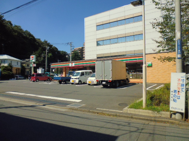 Convenience store. 800m to Seven-Eleven (convenience store)