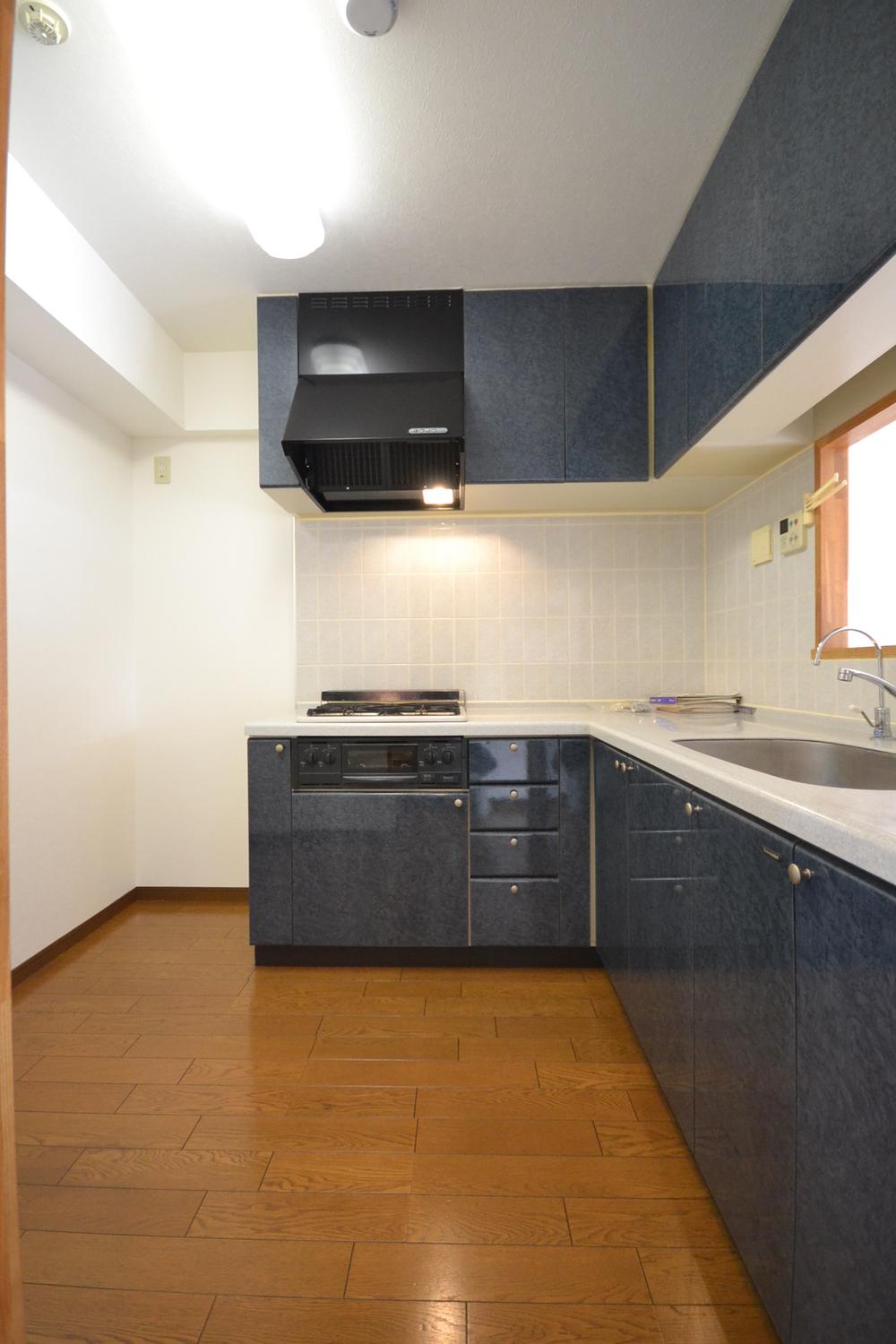 Kitchen. Local (10 May 2013) Shooting