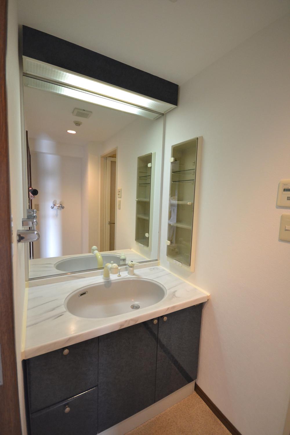 Wash basin, toilet. Local (10 May 2013) Shooting