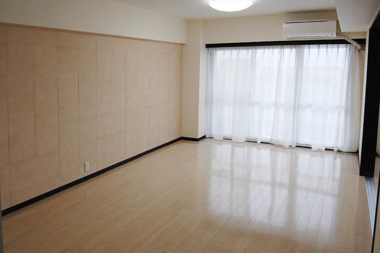 Living. Living room plenty of shine in the sunlight from the south balcony