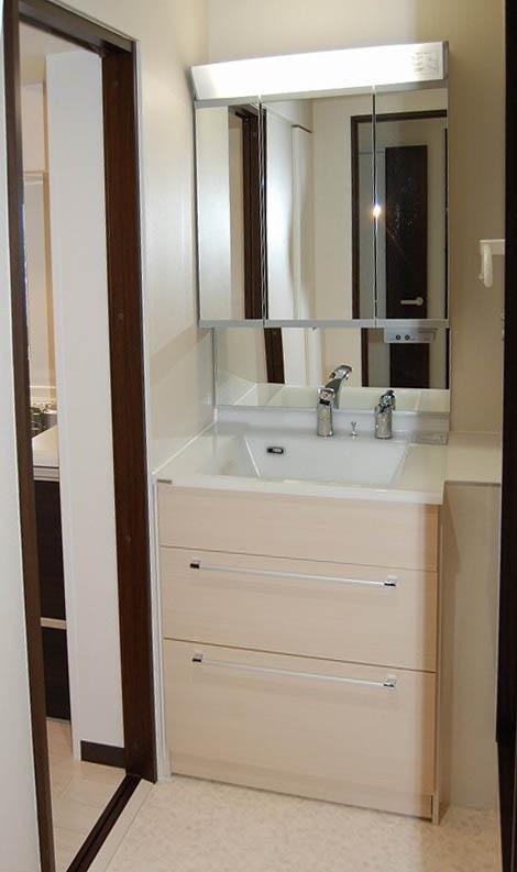 Wash basin, toilet. Vanity convenient three-sided mirror