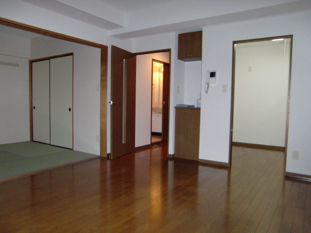 Living and room. It will be in a room photo of the inverted type 6F.