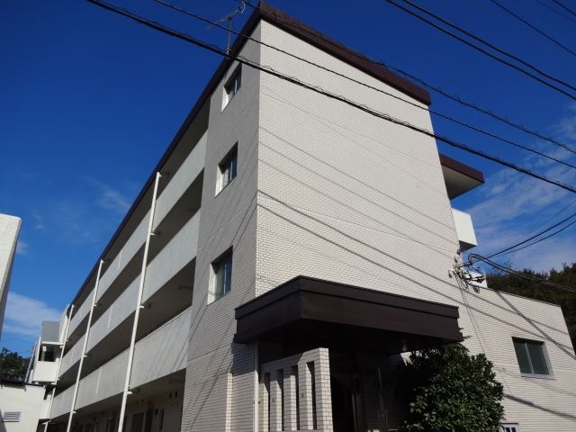 Building appearance. The top floor angle room