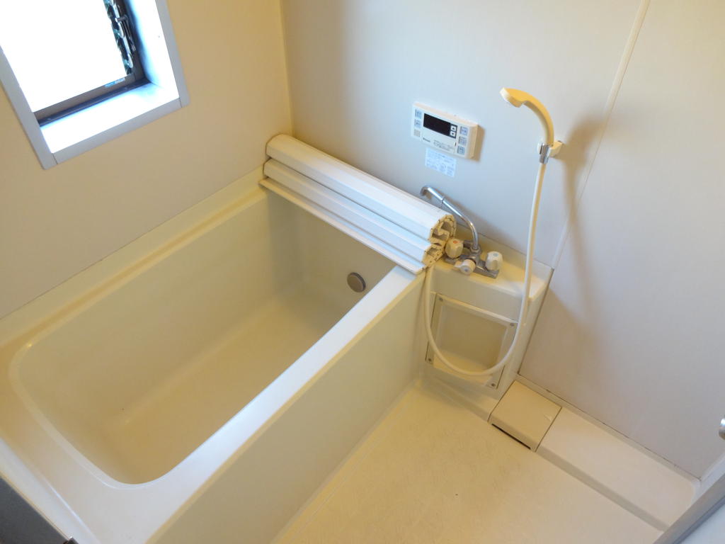 Bath. Window there in the bathroom, Good ventilation