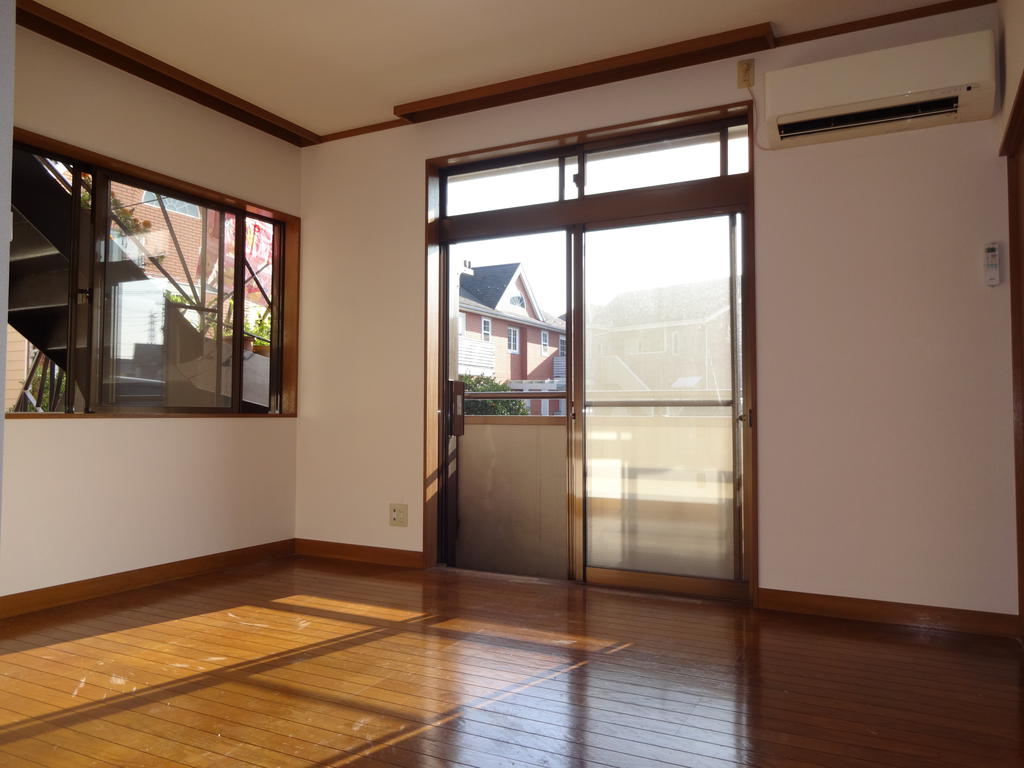 Living and room. Two-sided lighting 3 direction angle room ventilation sunny ◎