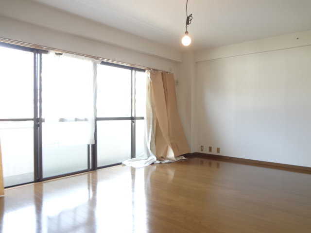 Living and room. Spacious 10.5 Pledge of rooms ◆ Pets considered