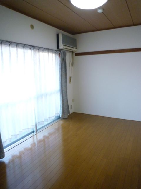 Living and room. Popular all-flow ring of the room.