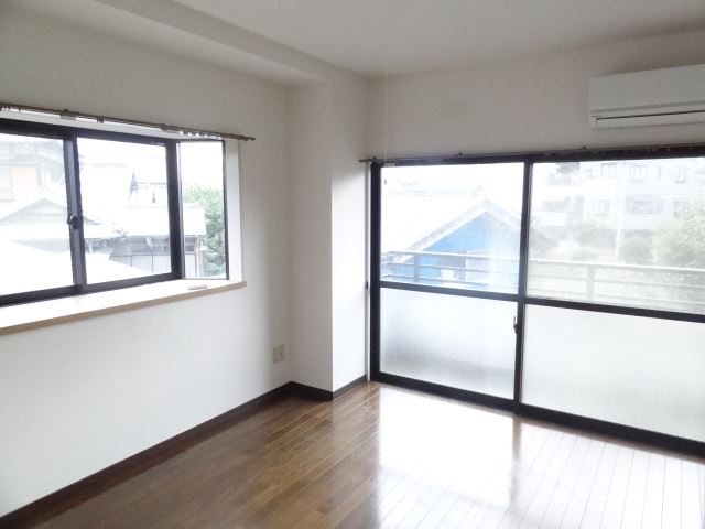 Living and room. Two-sided lighting