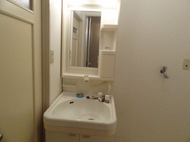 Washroom. Independent wash basin