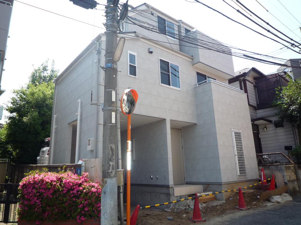 Same specifications photos (appearance). Same specifications photos (appearance) driving range concrete tone of siding. It reminds the urban housing. 