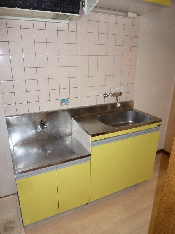 Kitchen. Gas two-burner stove correspondence