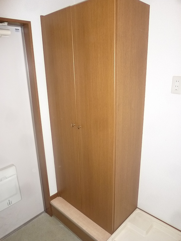 Receipt. Entrance shoe box