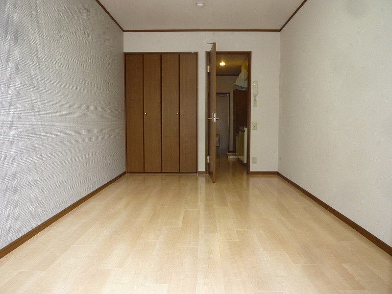 Living and room. Western-style 7.5 Pledge