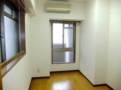 Living and room. Two-sided lighting entrance side Western-style (flooring, Air condition)