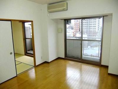 Living and room. 2 face lighting of living (flooring in the corner room, Air condition)