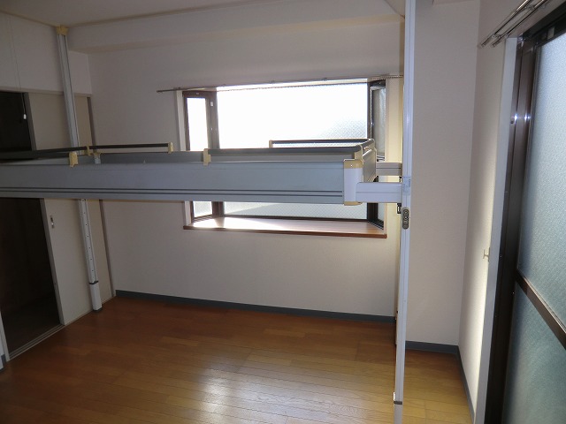 Living and room. It will photograph down the electric bed