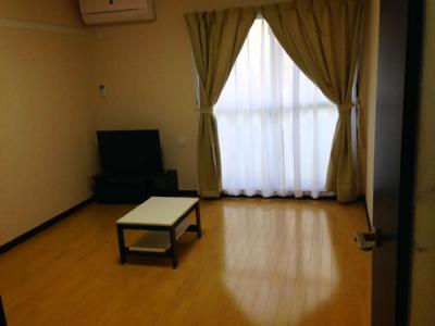 Living and room. 1F flooring, Laying 2F rug