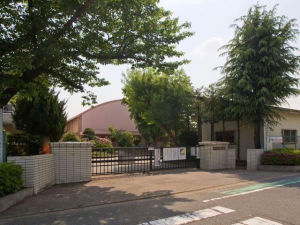 Primary school. 840m Warabishiritsu Central East elementary school to elementary school