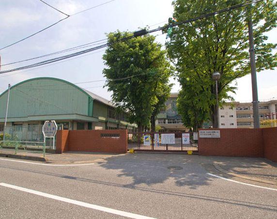 Primary school. Warabishiritsu the center to the elementary school 450m
