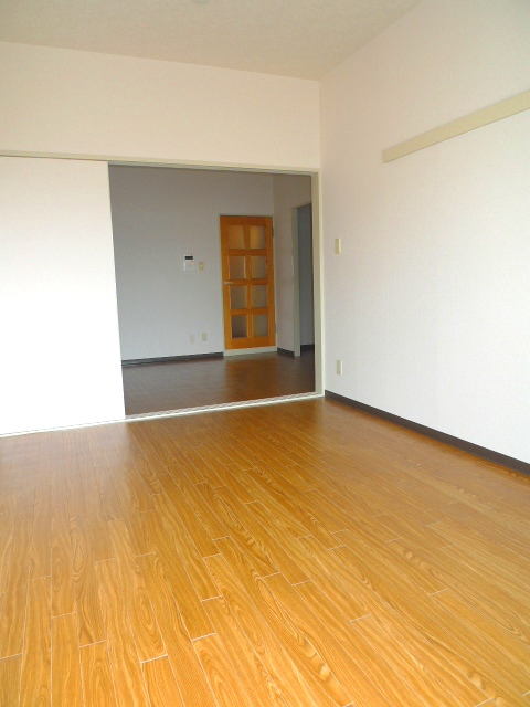 Other room space. Image (another in Room photo)