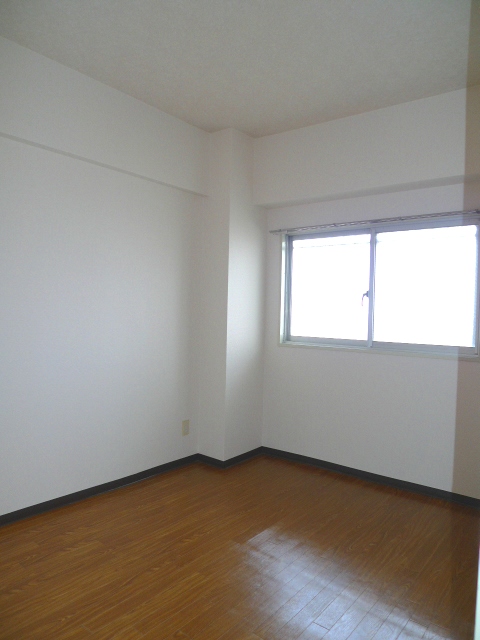 Other room space. Image (another in Room photo)