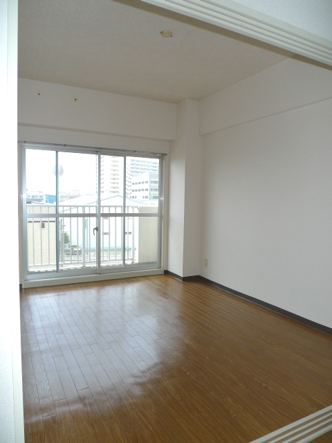 Other room space. Image (another in Room photo)