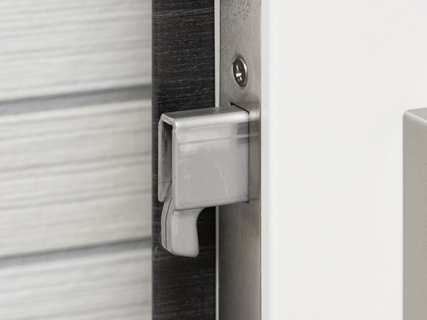 Security.  [Sickle dead bolt] Insert and bar between the frame and the door, As a countermeasure by deforming the door and the frame to the modus operandi of the pry unlocking with or remove the dead bolt received, It has adopted a sickle dead bolt Seridasu sickle of the bracket and locking the key to the front door.  ※ All Listings amenities are the same specification