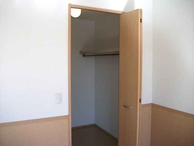 Receipt. Abundant storage in the walk-in closet! 