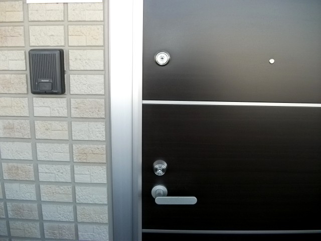 Entrance. Security is also safe in the double lock! 