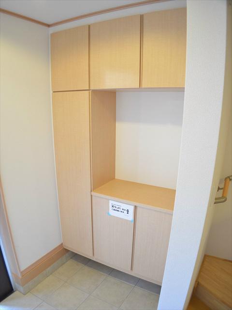 Entrance. Large entrance with storage