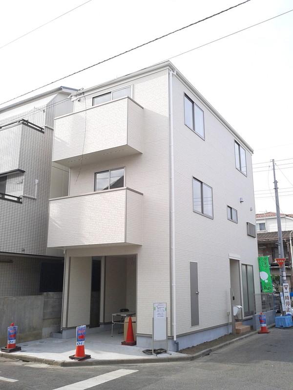 Local appearance photo. Is a piece of good per sun comes through. 