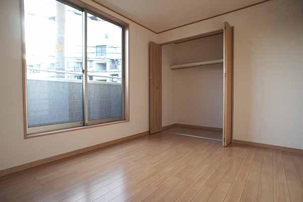 Non-living room. 1 Building