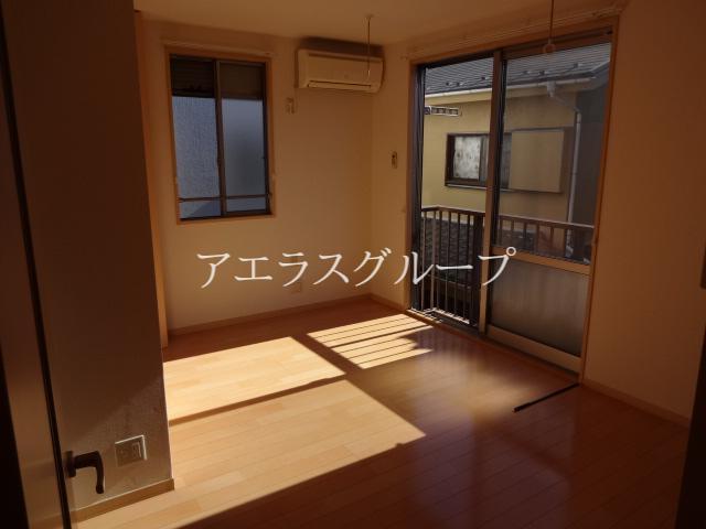 Living and room. Two-sided lighting Western-style! 