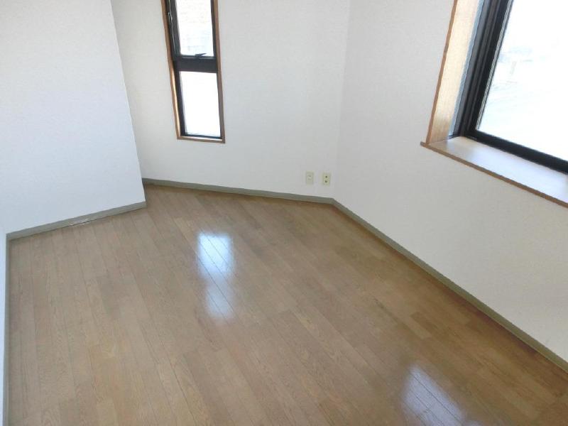 Other room space. Is a bright room with two-sided lighting