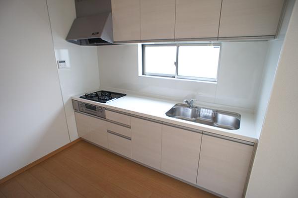 Kitchen. Bright kitchen that white was the keynote Indoor (12 May 2013) Shooting