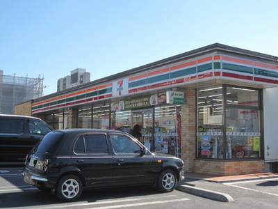 Convenience store. 300m to Seven-Eleven (convenience store)
