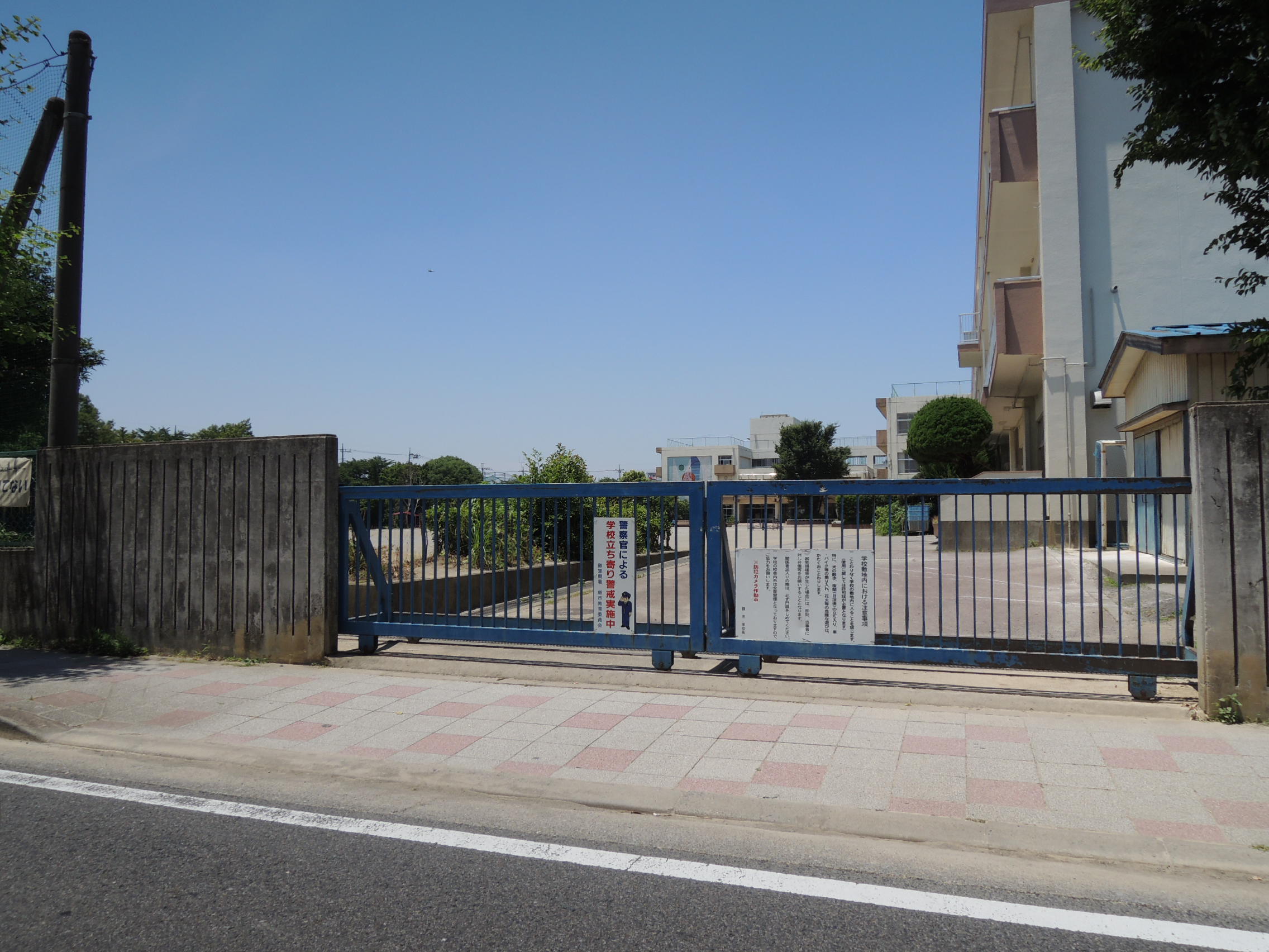 Primary school. Warabi Minami to elementary school (elementary school) 690m