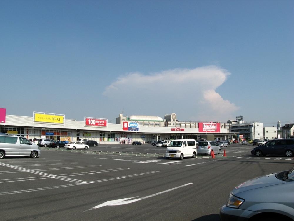 Supermarket. Until Maxvalu Warabiten 366m