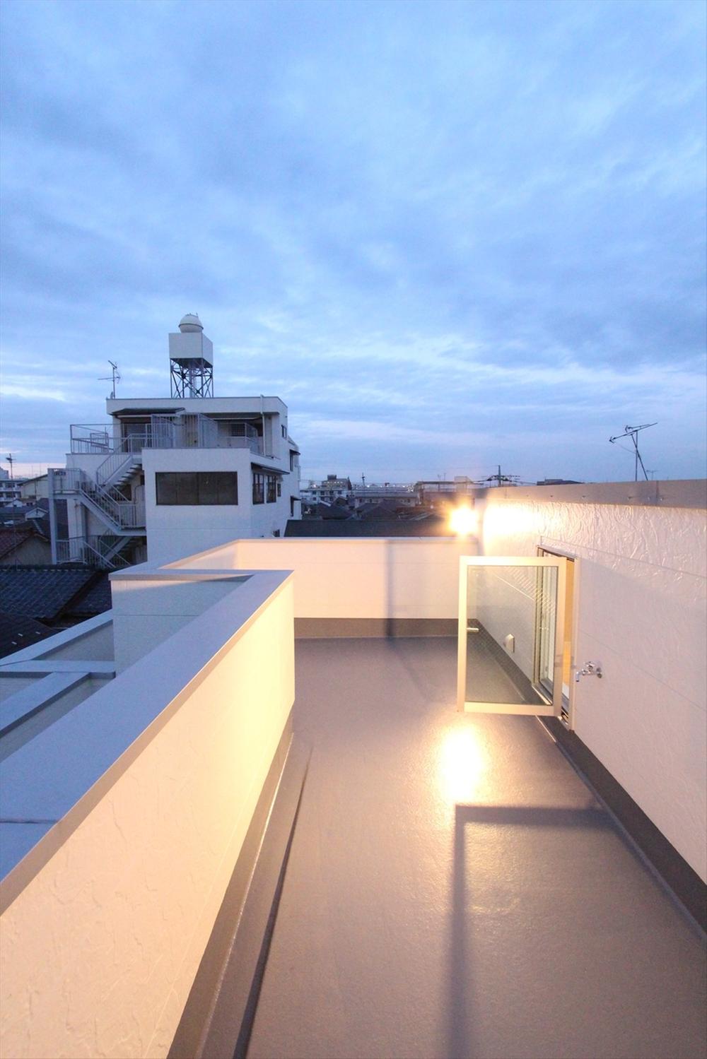 Balcony. Balcony (11 May 2013) shooting 7.25 Pledge Sky roof balcony of ☆ Enjoy gardening and BBQ, You spread the living can be used as a space of the family of the rest