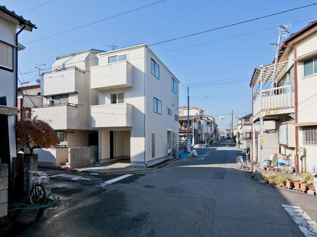 Local photos, including front road. Shooting date: 2013 / 12 / 02 East road 4m North road 6m