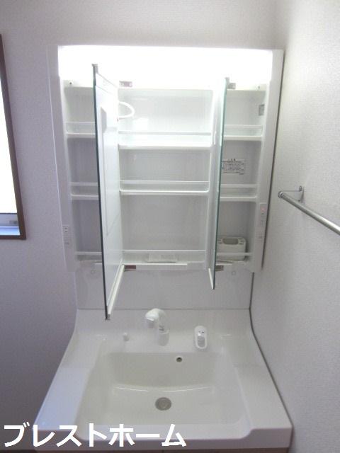 Wash basin, toilet. Neat organize such as the entire storage type cosmetic supplies in the three-sided mirror ・ It can be stored