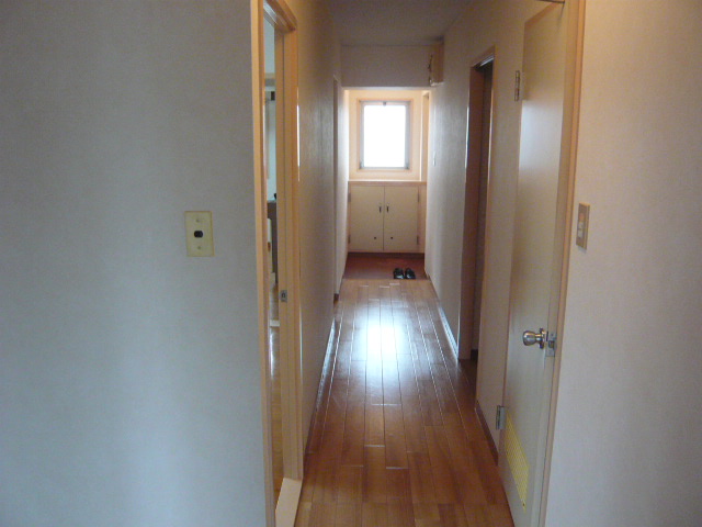 Entrance.  □  ■   There are three floor southeast corner room bay window   ■  □