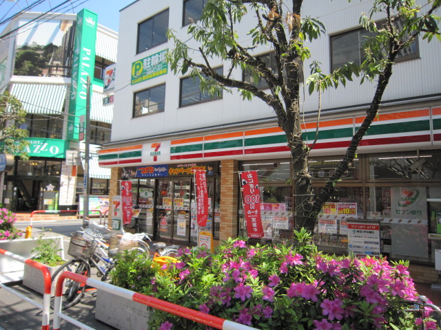 Convenience store. 467m to Seven-Eleven (convenience store)
