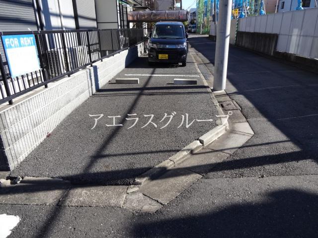 Parking lot. Convenient commute in the on-site parking!