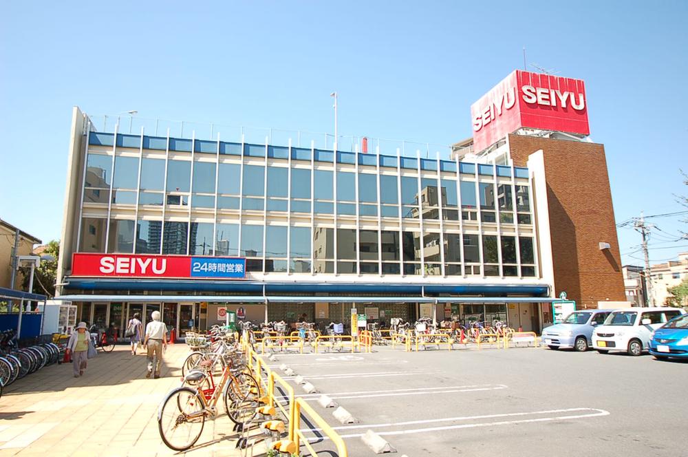 Supermarket. Seiyu 300m until Warabiten